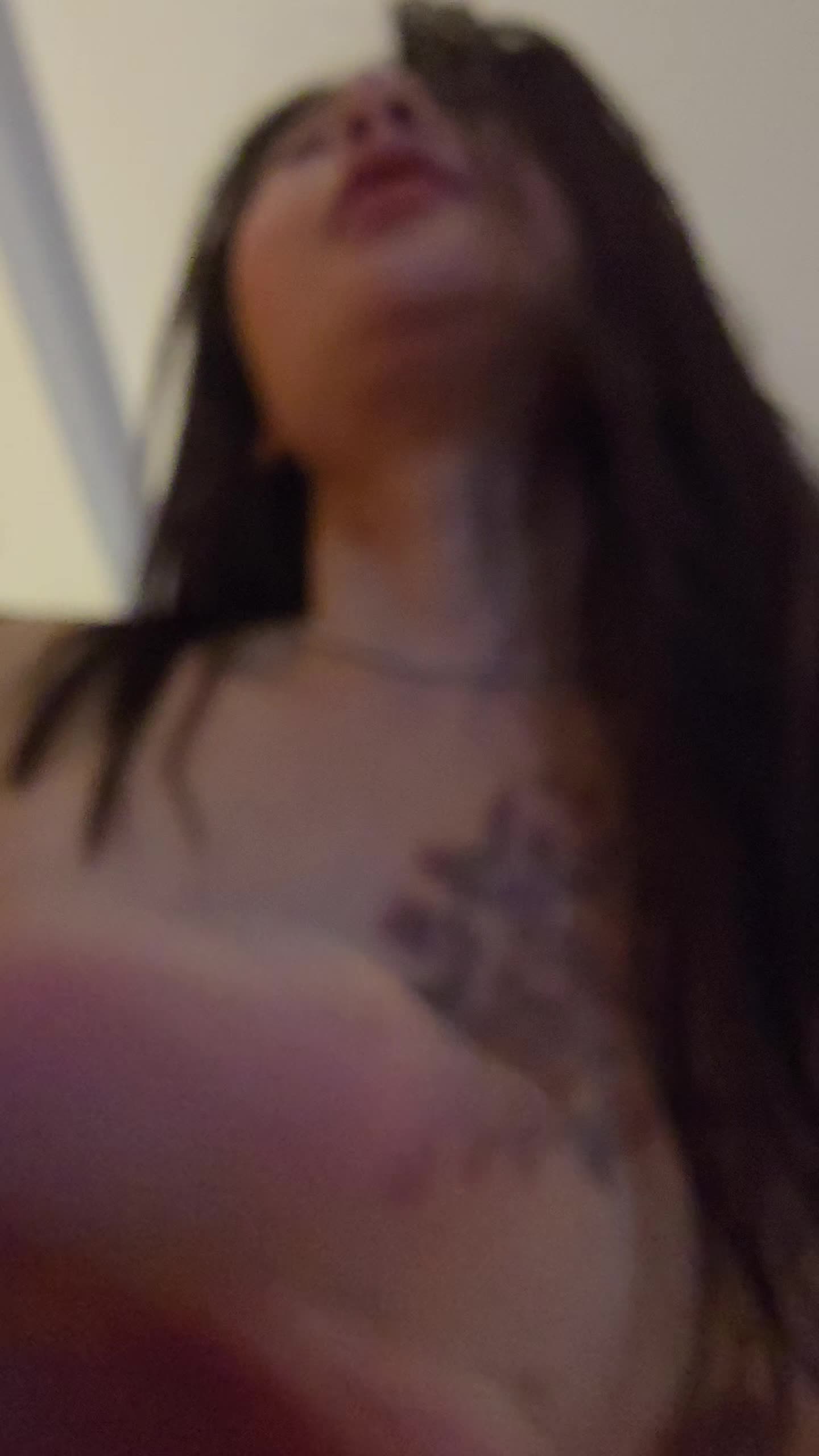 虽说胸上的疤痕是残缺 但是抵挡不住精致的面容